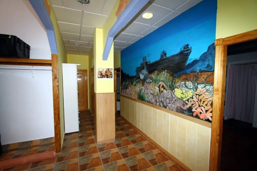 Mural submarino con un pecio en el pasillo del centro de buceo Naranjito