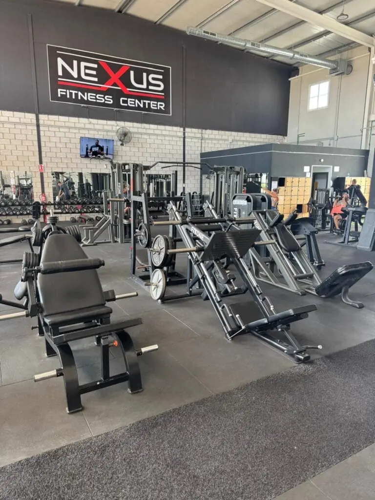 Sala de musculación de Nexus Fitness Center en Los Belones