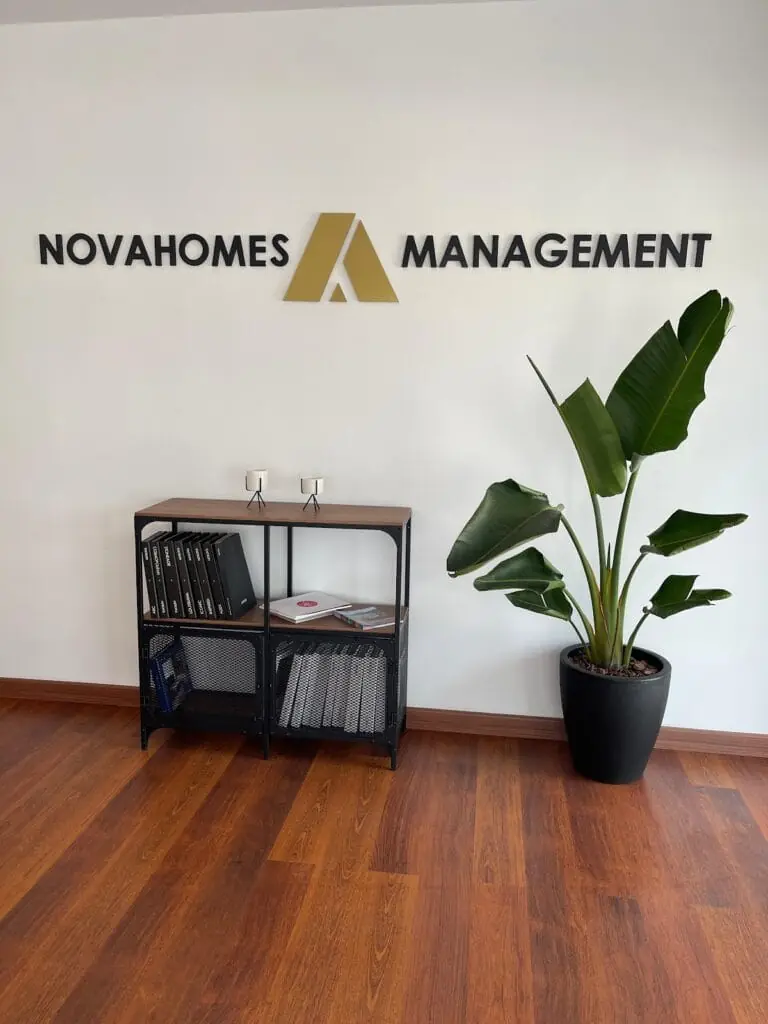 Fachada de la oficina de Novahomes Management en la Gran Vía de La Manga