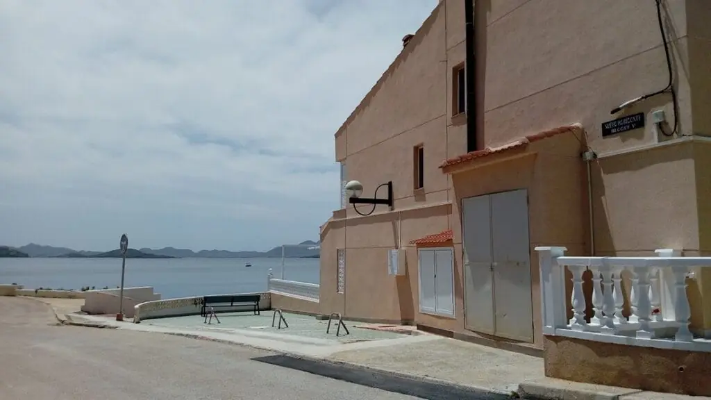 Fachada frente al mar de un edificio de la Urbanización Nuevo Horizonte, La Manga