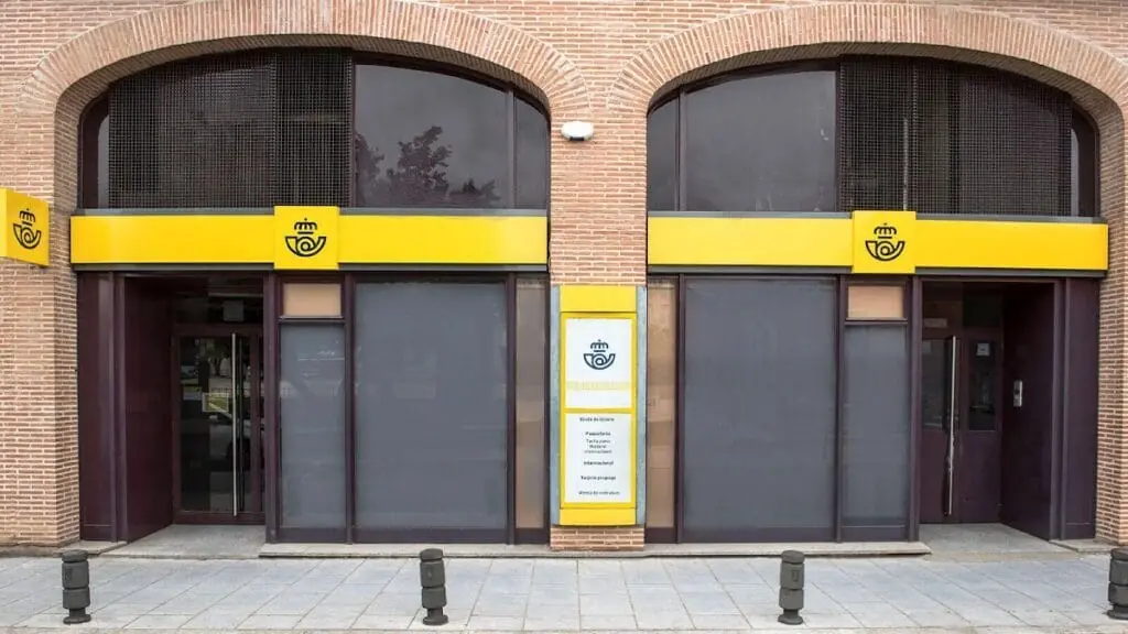 Fachada de la Oficina de Correos de La Manga, junto a la Plaza Cavanna