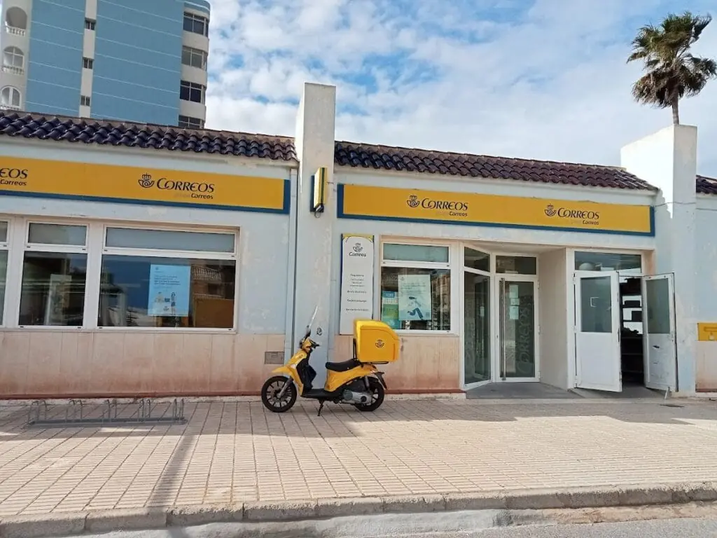 Interior de la Oficina de Correos de La Manga del Mar Menor