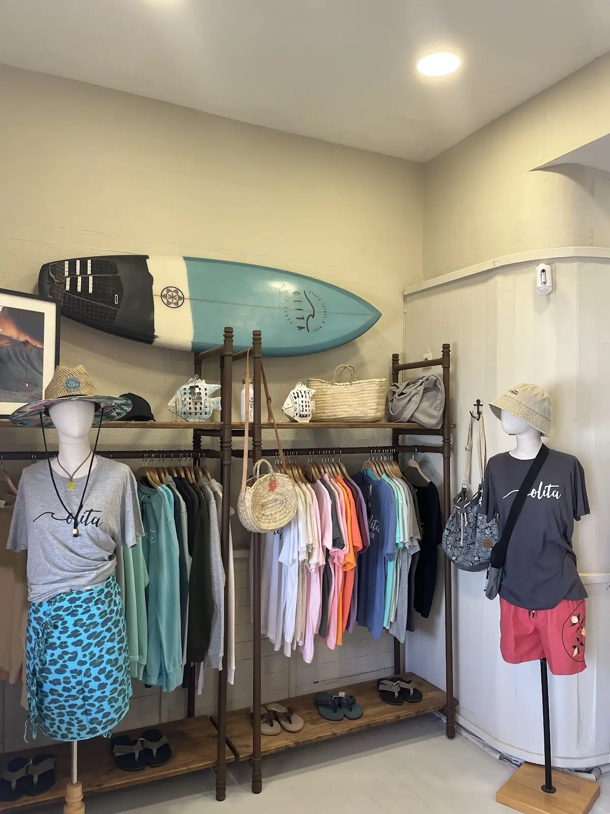 Ropa de playa expuesta en el escaparate de Olita Beach, Edificio MAPU