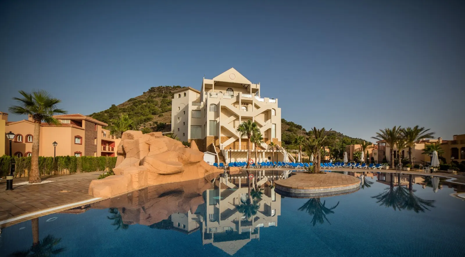 Zona ajardinada de Ona Lomas Village en La Manga Club