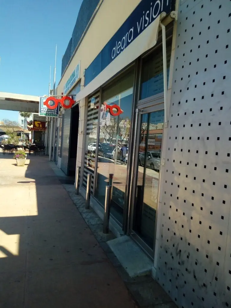 Escaparate de Óptica Alegra Visión en el Centro Comercial La Baliza, Cabo de Palos