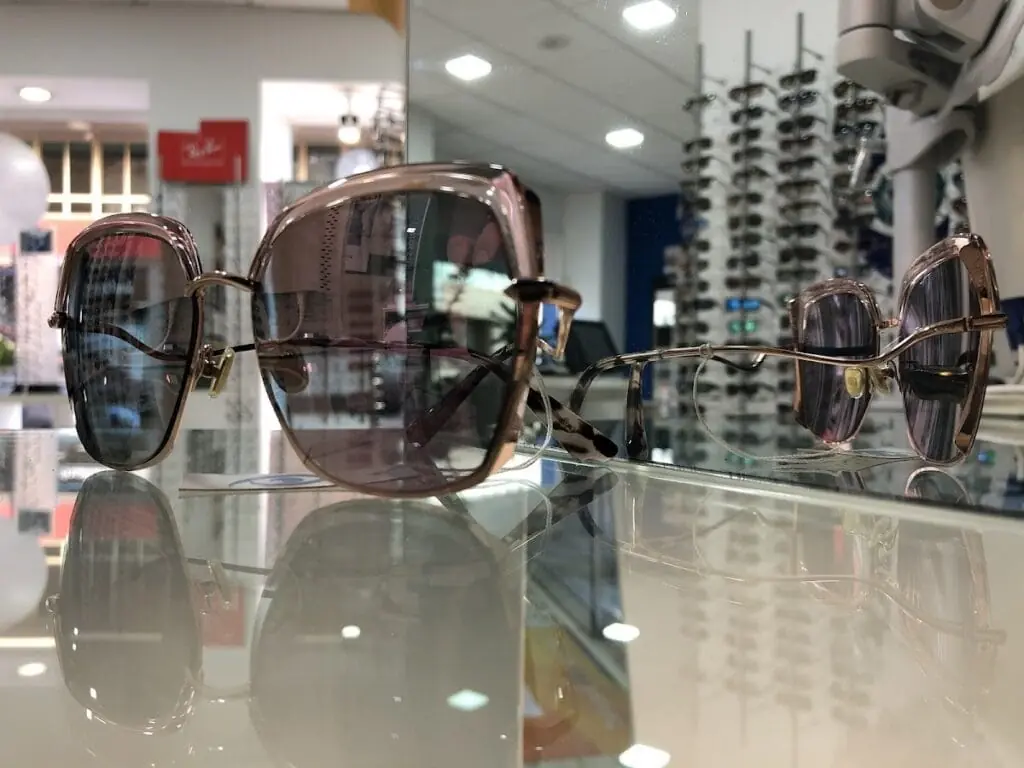 Gafas de sol expuestas en el escaparate de Óptica Unilent Virgilio La Manga