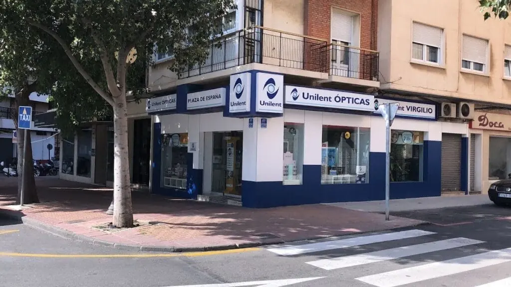 Vitrina con gafas de sol en Óptica Unilent Virgilio La Manga