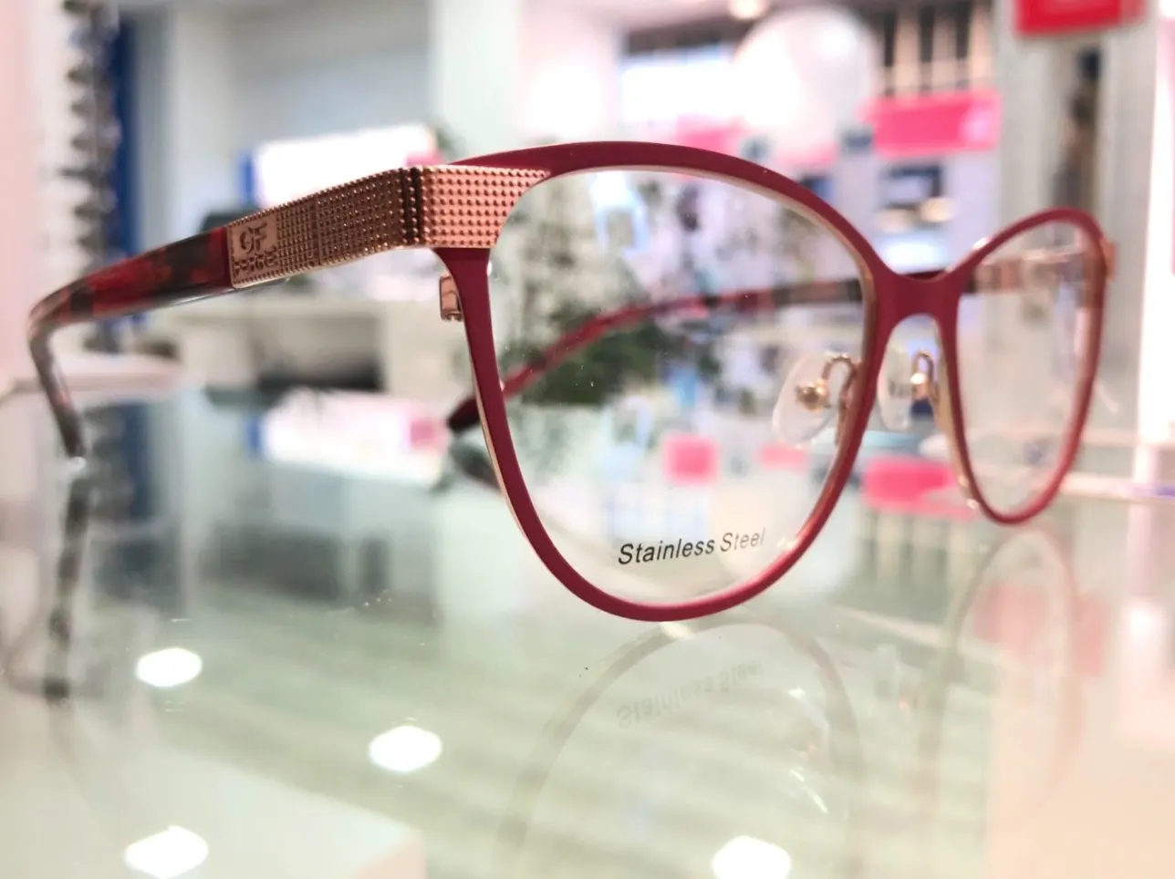 Montura de gafas graduadas en tono burdeos de Óptica Unilent Virgilio
