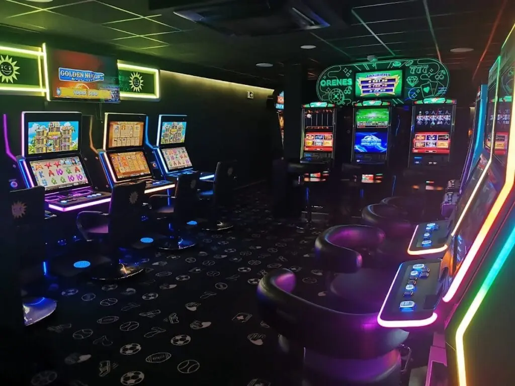 Salón de juego con máquinas recreativas de Orenes