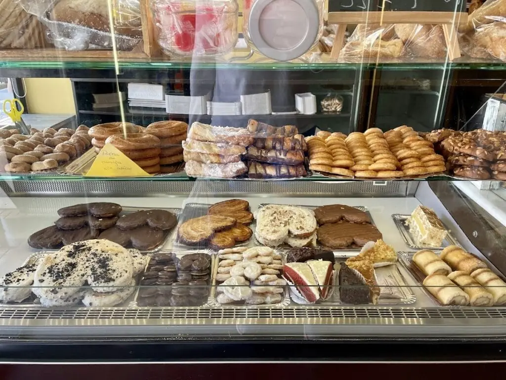 Interior de Panadería Bernal Confitería