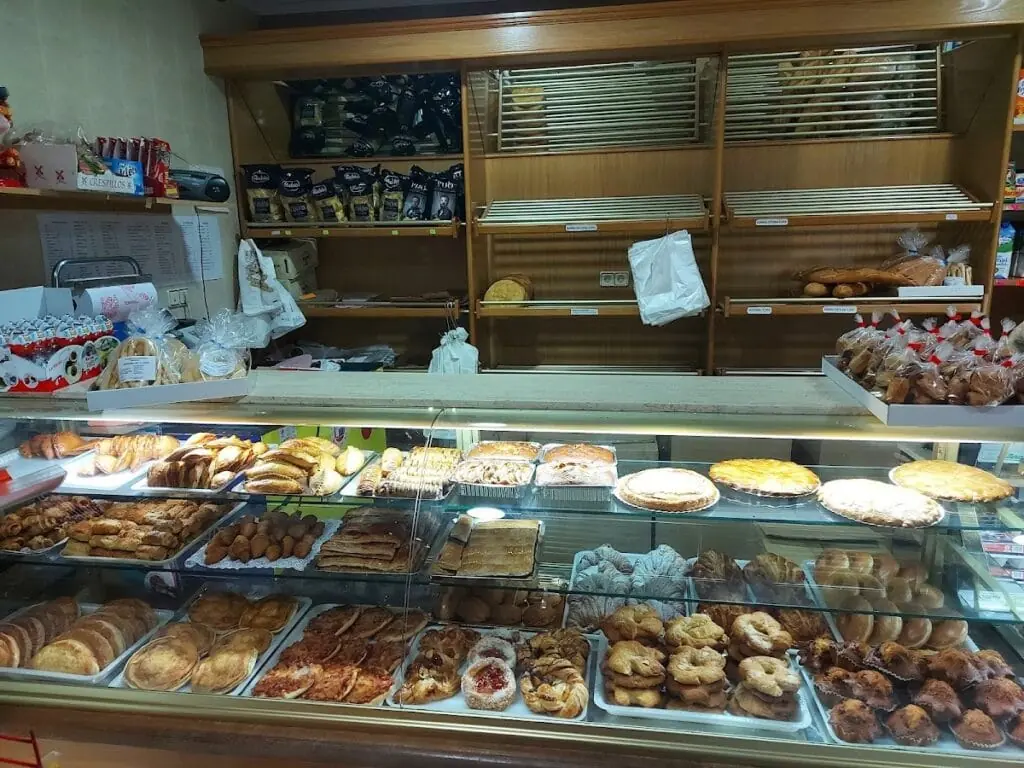 Vitrina de Panadería Confitería Isla Grosa con bollería, empanadas y tartas