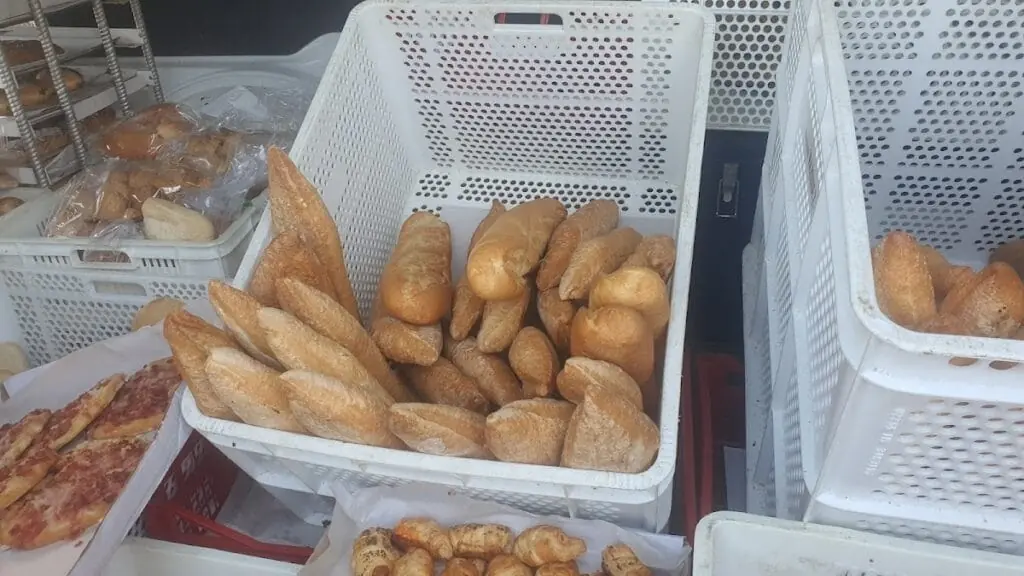 Cesta de pan recién horneado de Panadería Confitería Isla Grosa