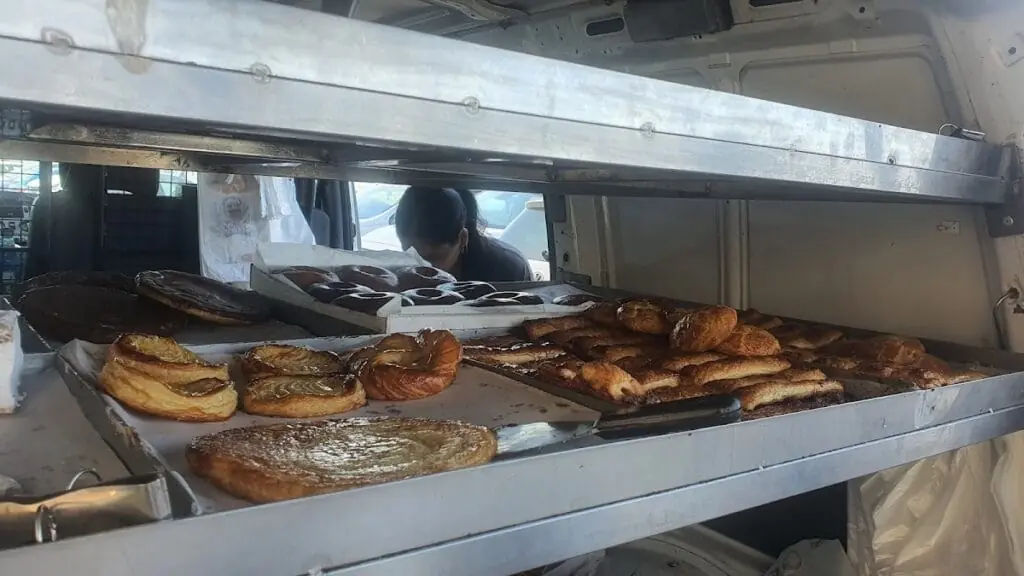 Bollería y dulces en la furgoneta de reparto de Panadería Confitería Isla Grosa