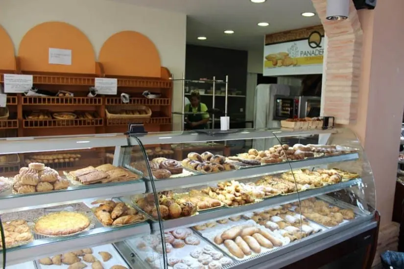 Vitrina de bollería de Panadería Pastelería Dominique