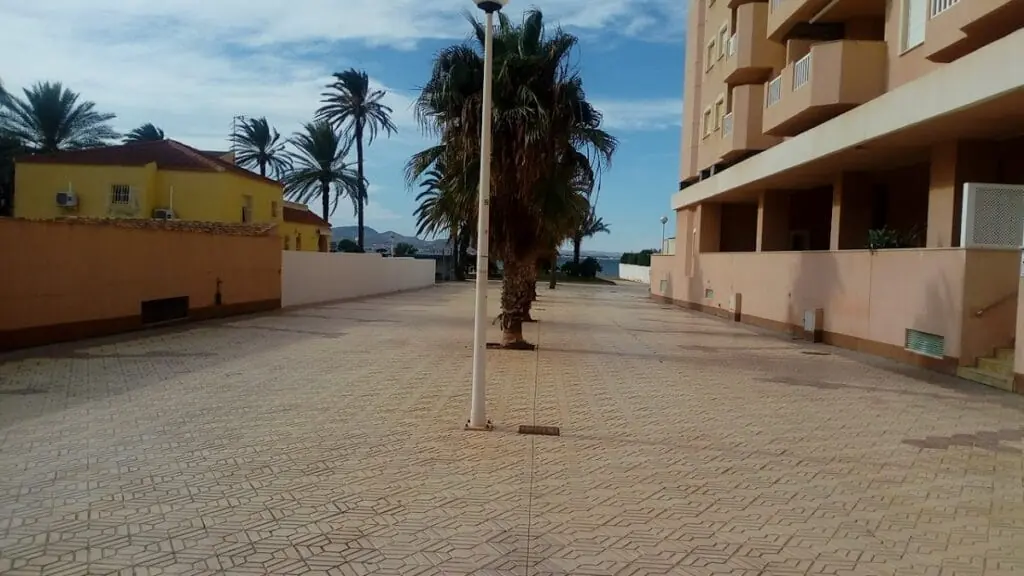 Zona de juegos infantiles en la Plaza del Cavanna, La Manga