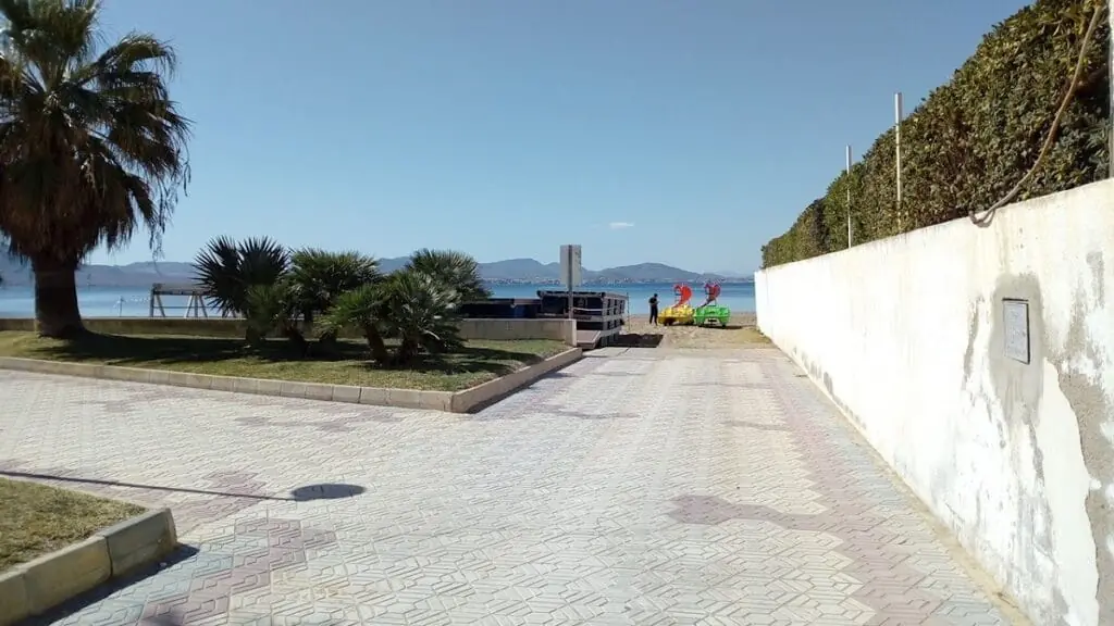 Niños jugando en el parque infantil de la Plaza del Cavanna