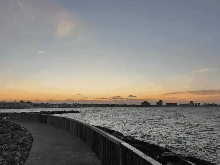 Paseo marítimo de la Playa de Levante hacia el Faro de Cabo de Palos al atardecer