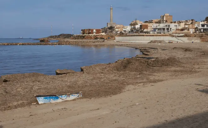 Vista del Faro de Cabo de Palos desde el paseo de la Playa de Levante