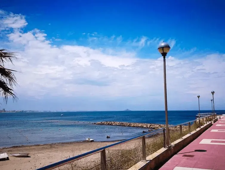 Barandilla y sendero costero del paseo Playa de Levante - Faro de Cabo de Palos