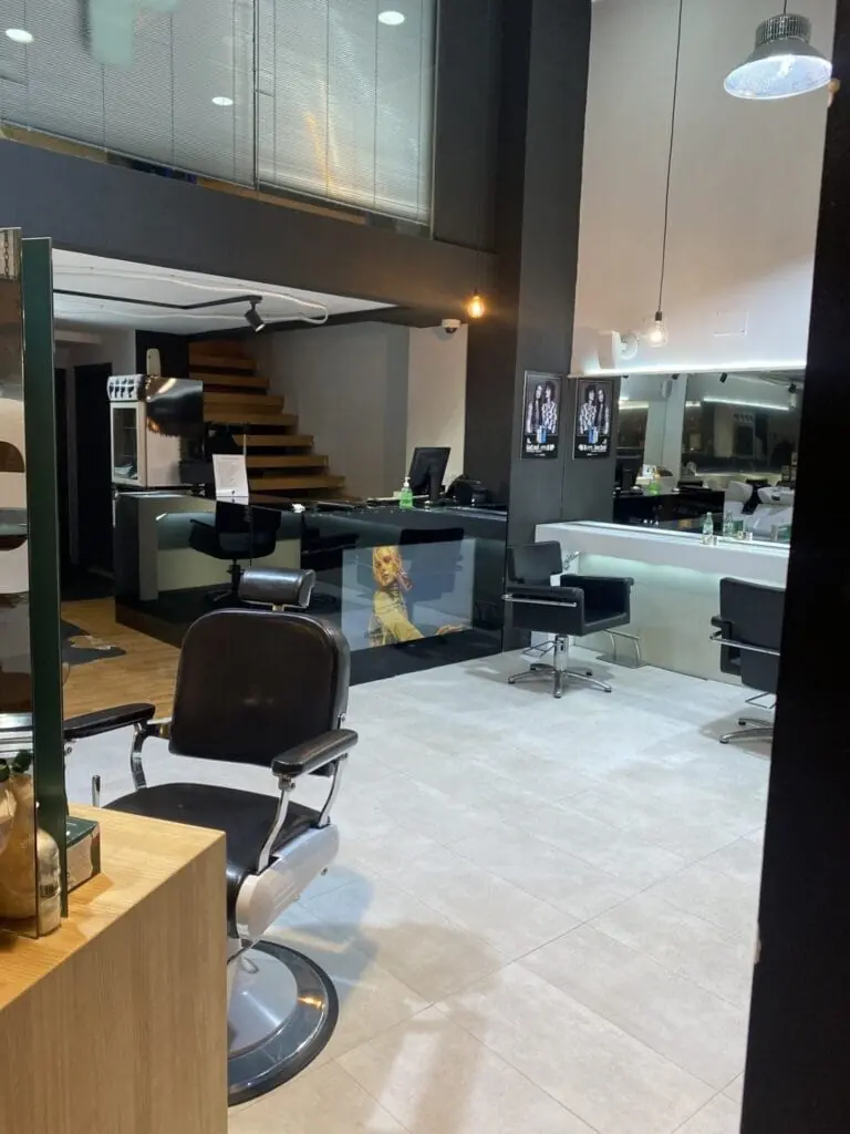 Interior del salón de peluquería y estética Pconpelo, La Manga