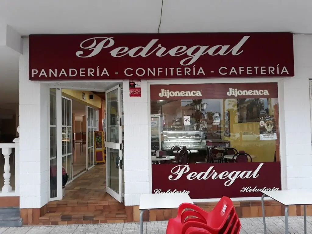Fachada de Pedregal Cafetería-Confitería-Heladería en Urbanización Esmeralda II