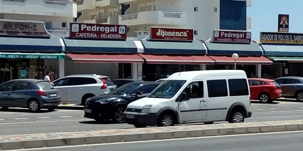 Fachada de Pedregal Cafetería Heladería en la Gran Vía de La Manga