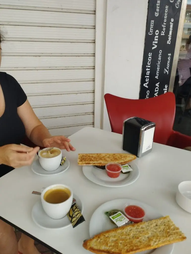 Mostrador de panadería de Pedregal Cafetería Heladería