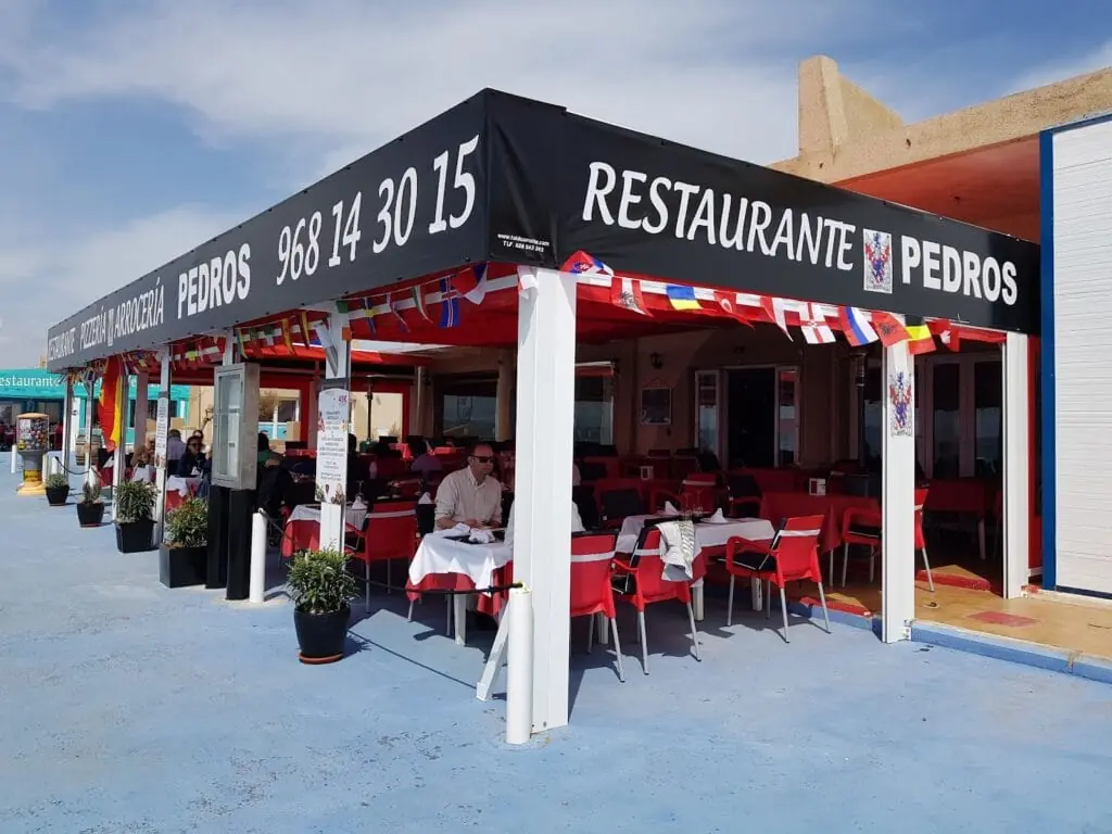Terraza de Restaurante Pedro's en el Puerto Tomás Maestre