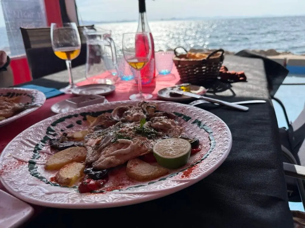 Comedor de Restaurante Pedro's en el puerto