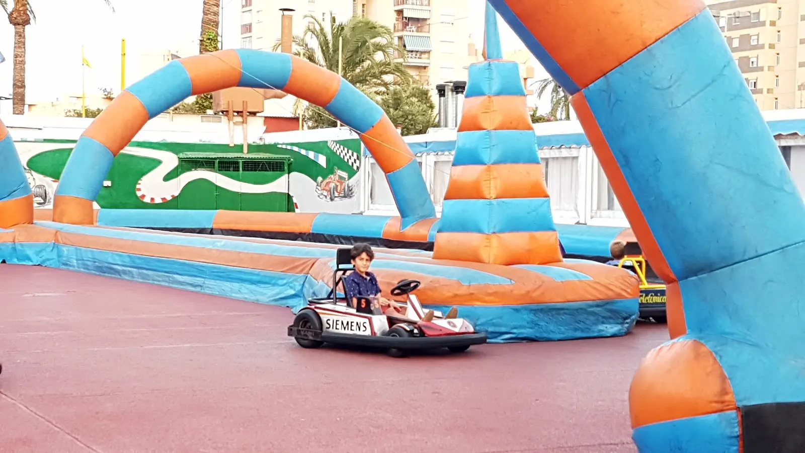 Niños disfrutando de las atracciones de Peke Park La Manga