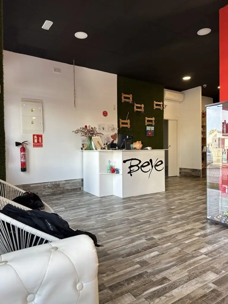 Zona de peinado de Peluquería Barbería Beye en La Manga