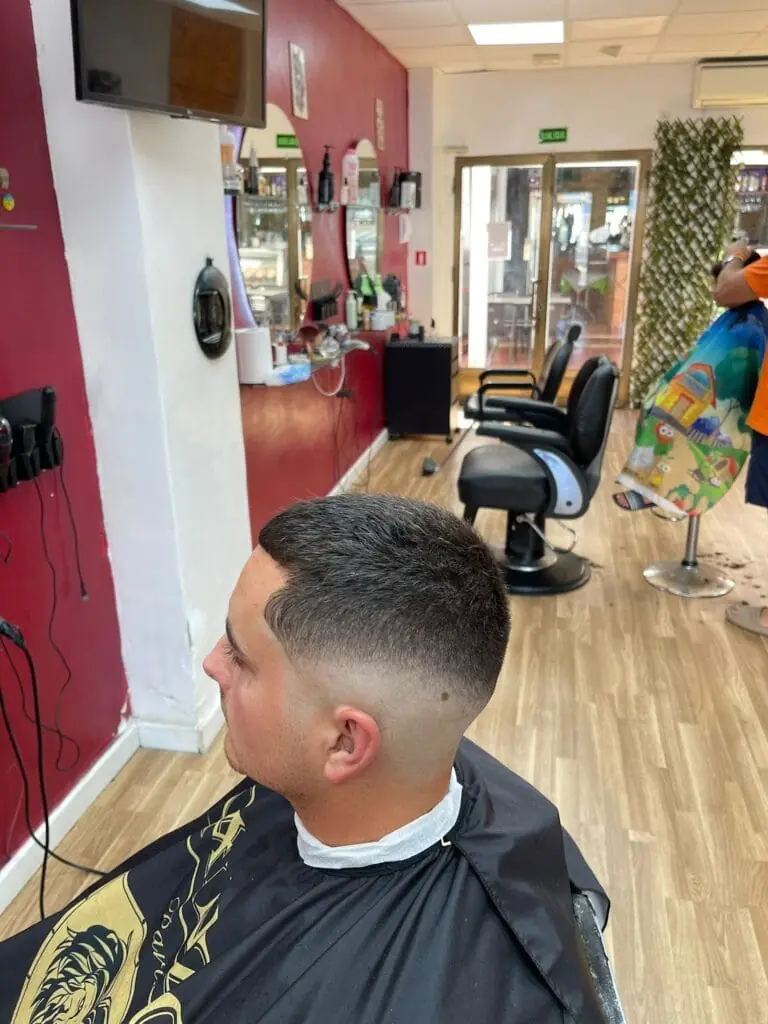 Zona de peinado de Peluquería Barbería Paris 4 en La Manga