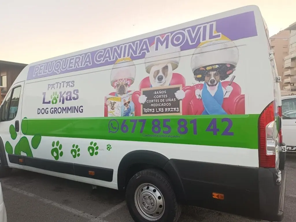 Furgoneta de Peluquería canina móvil Alejandro (Patitas Lokas Dog Gromming) con el teléfono 677 85 81 42 rotulado