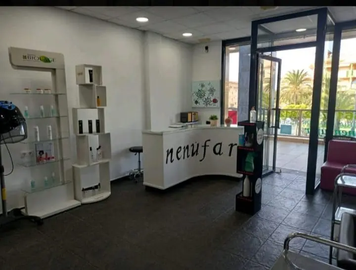 Fachada de Peluquería Nenúfar en La Manga
