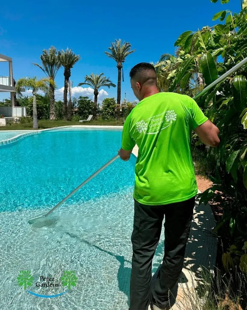 Césped e instalación de riego de Pérez Gardens en Los Belones