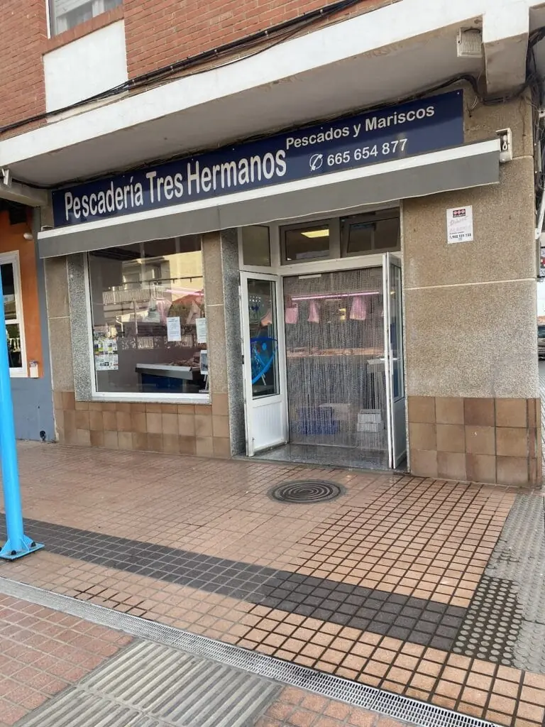 Mostrador de pescado fresco en Pescadería Tres Hermanos, Los Belones