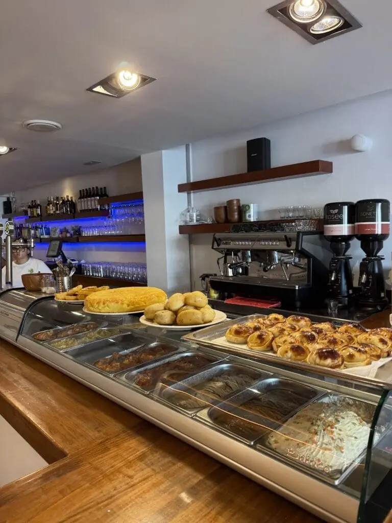 Mostrador de montaditos y tapas en Pickles Bar, Cabo de Palos
