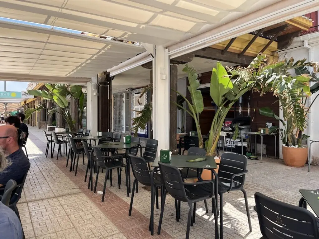 Terraza de Pickles Bar en el Paseo Dimas Ortega, Cabo de Palos