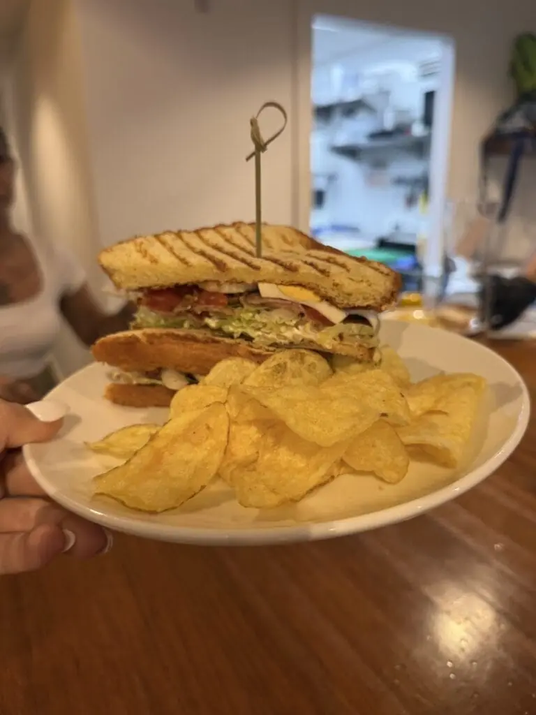 Montadito con patatas fritas servido en Pickles Bar