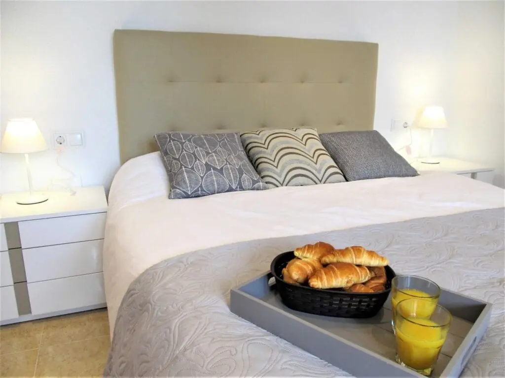 Dormitorio de una vivienda vacacional gestionada por Pilar Carballo en La Manga del Mar Menor
