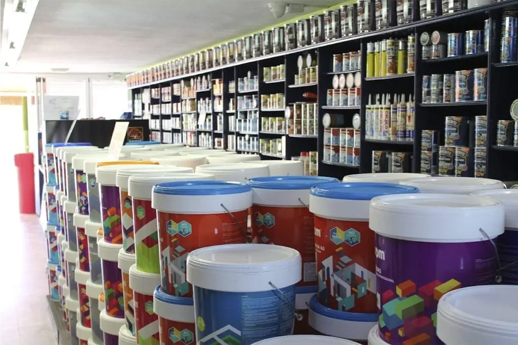 Estanterías de botes de pintura en el interior de Pinturas Briz