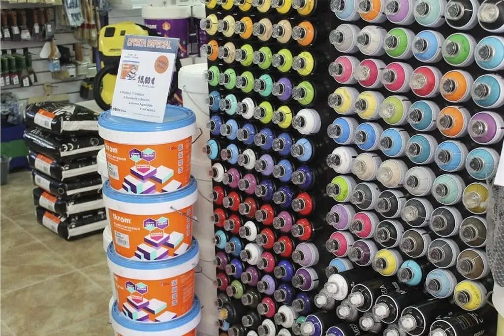 Pared de sprays de pintura a la venta en Pinturas Briz La Manga