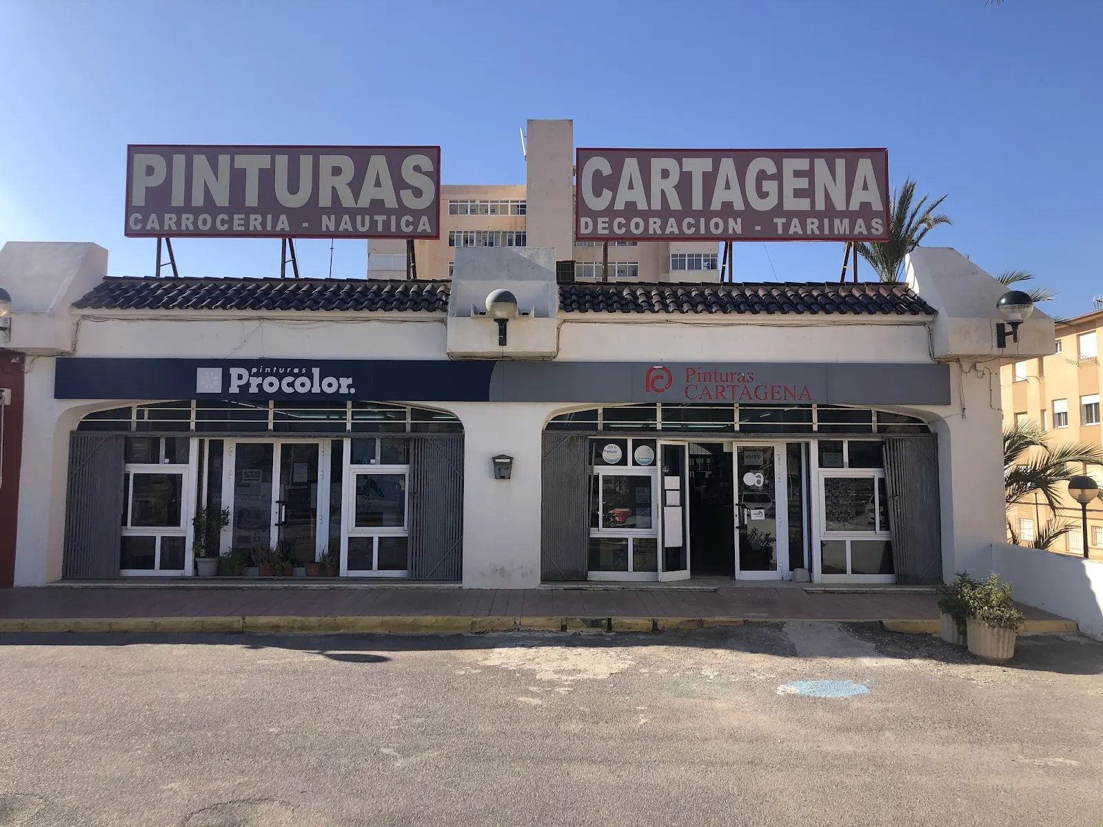 Estantería de pinturas náuticas en Pinturas Cartagena