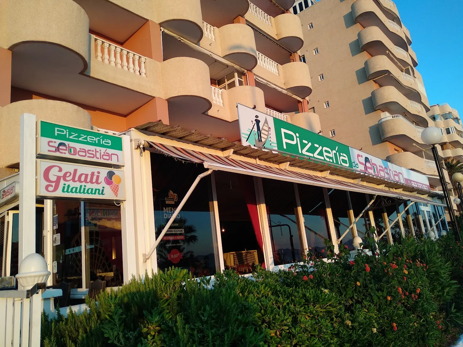 Comedor de Pizzería Da Sebastián frente al Mar Menor