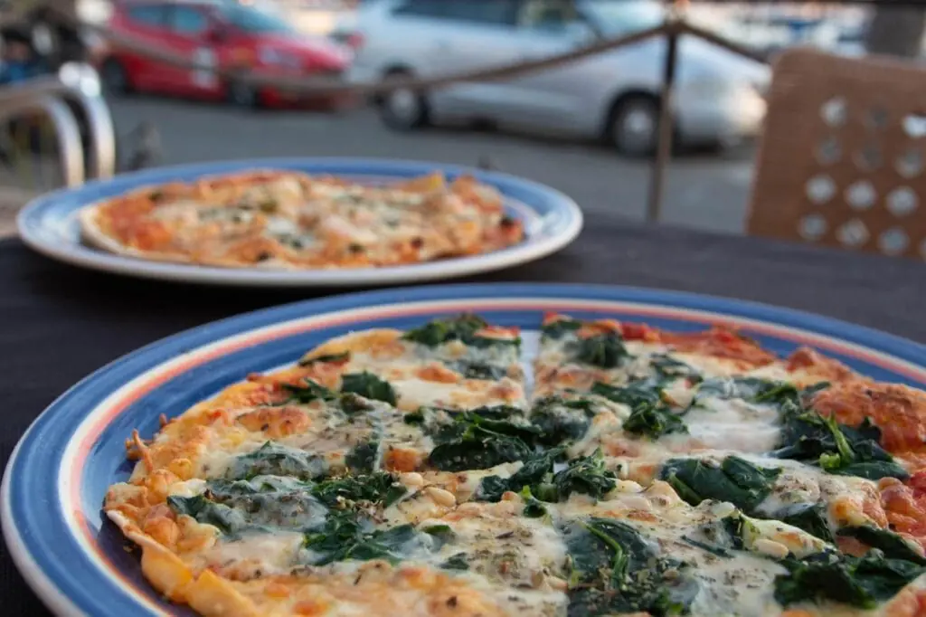 Pizza servida en Di Mare Pizzería Restaurante, Puerto Tomás Maestre