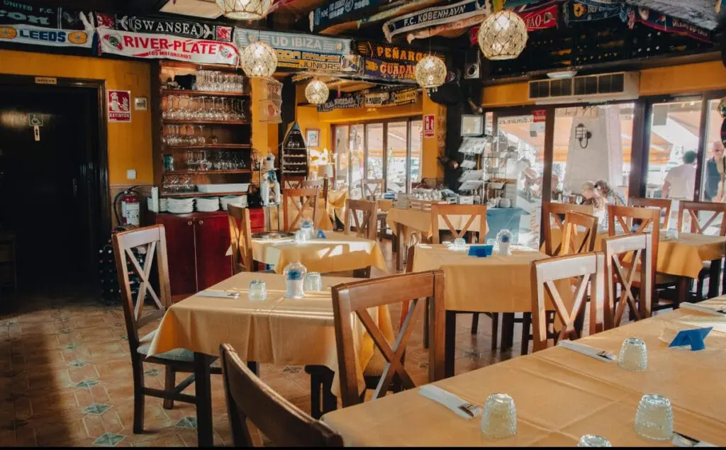 Salón interior de Di Mare Pizzería Restaurante en el Puerto Tomás Maestre