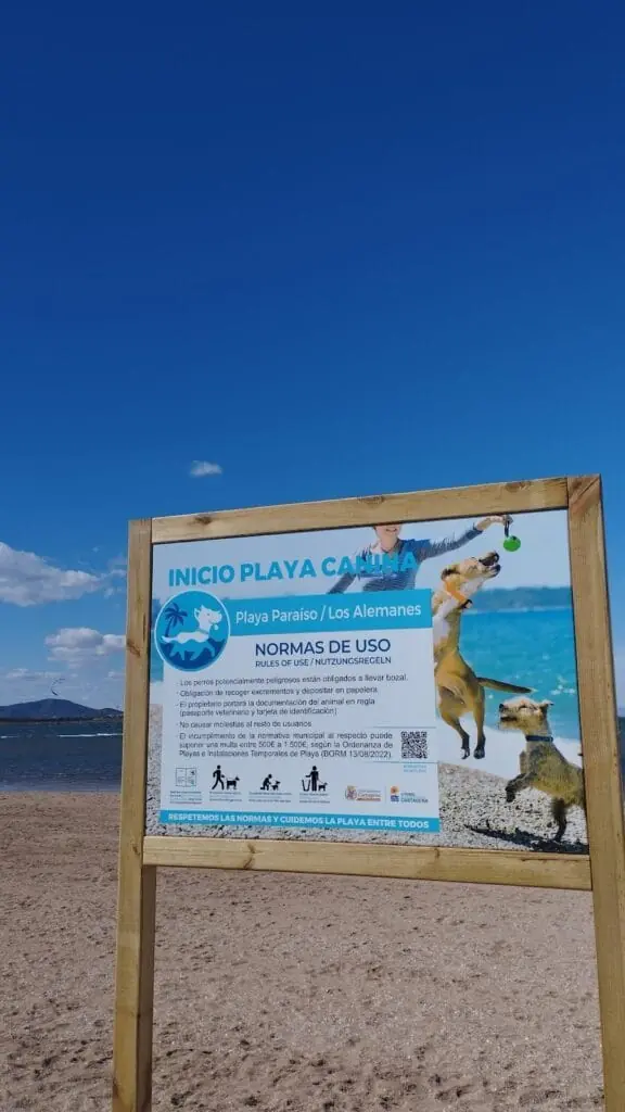Cartel de normas de la playa canina de Playa Paraíso, La Manga