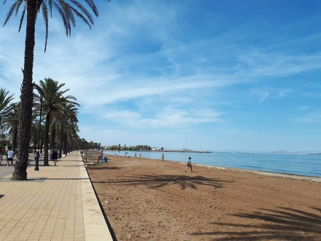 Playa de Mar de Cristal con arena fina y edificios frente al mar, Cartagena