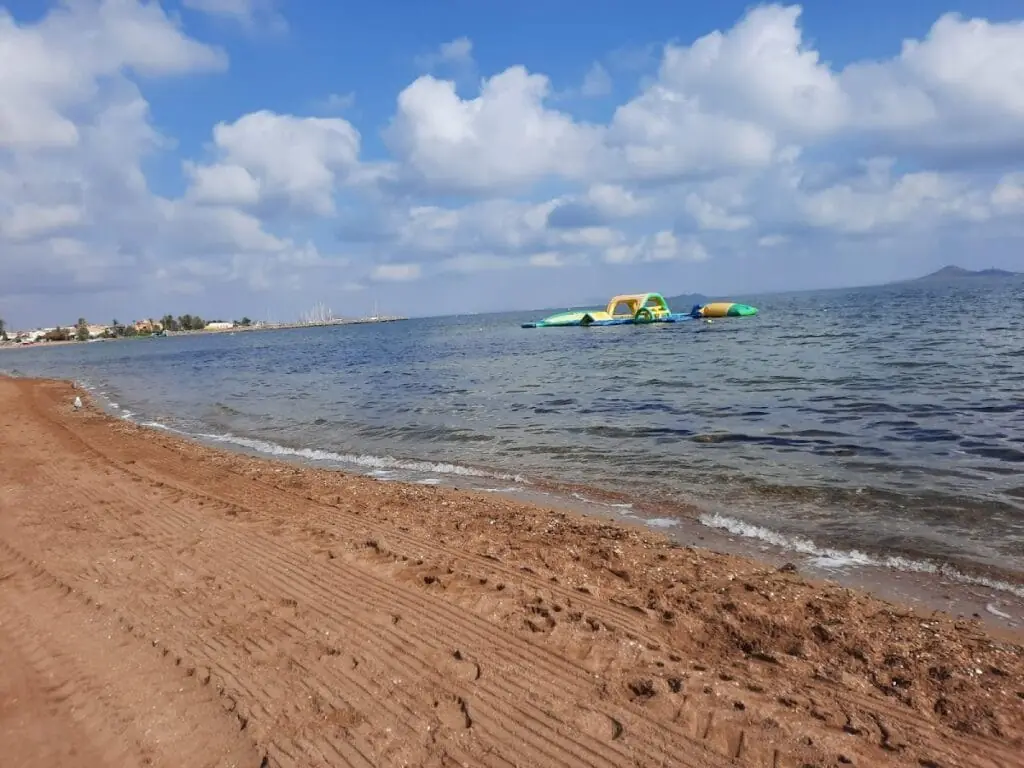 Aguas tranquilas de la Playa de Mar de Cristal en el Mar Menor