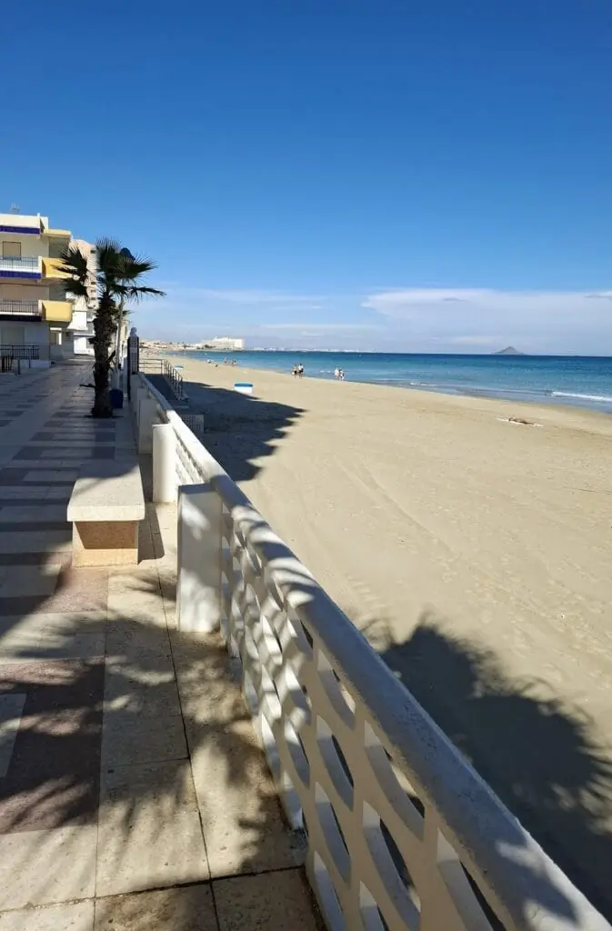 Paseo marítimo junto a la Playa las Sirenas, La Manga